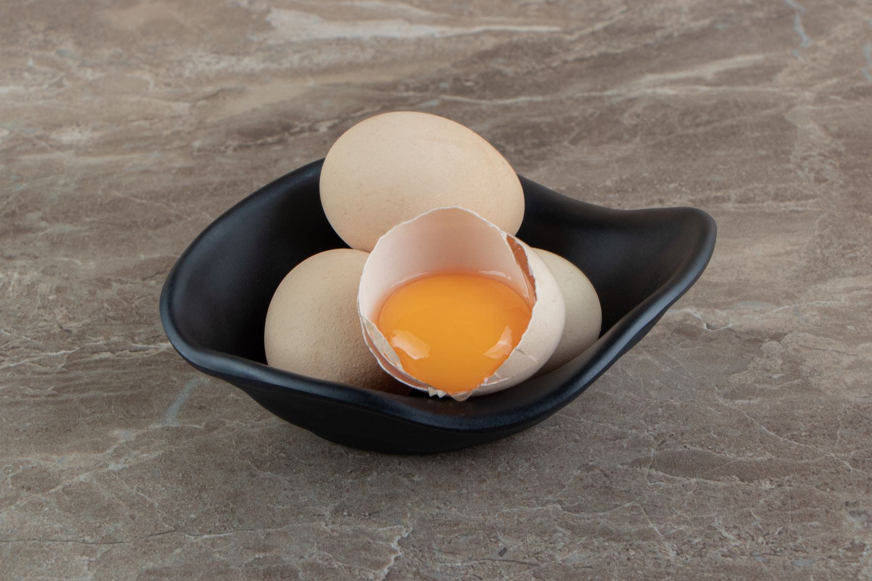 Cách làm mặt nạ dưỡng trắng da tự nhiên với trứng gà tươi