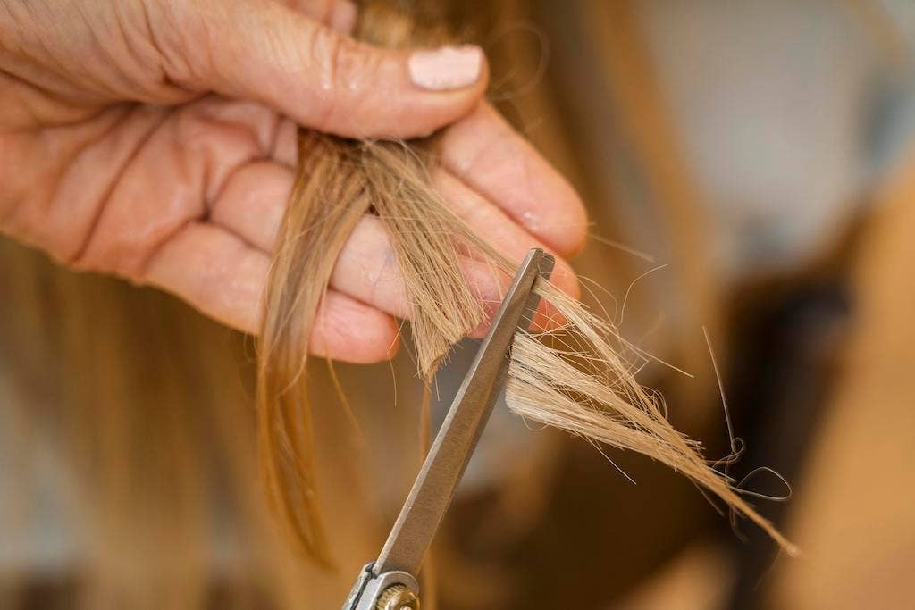 Cách chăm sóc tóc uốn bị khô là cắt tỉa thường xuyên
