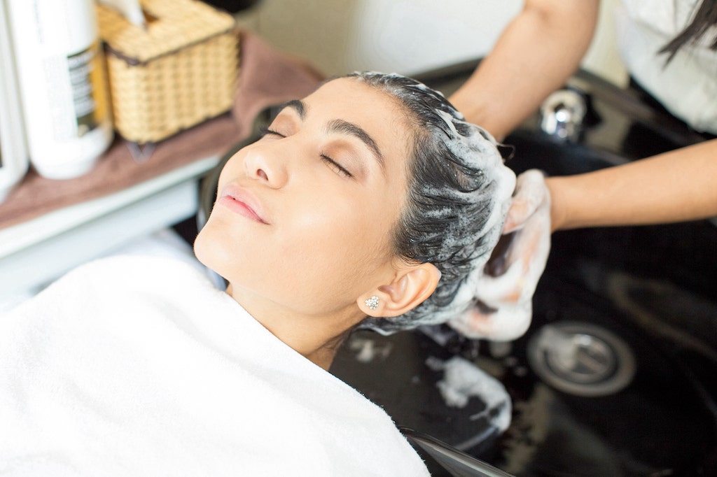 Làm sạch da đầu là một trong những cách chăm sóc tóc hư tổn tốt nhất